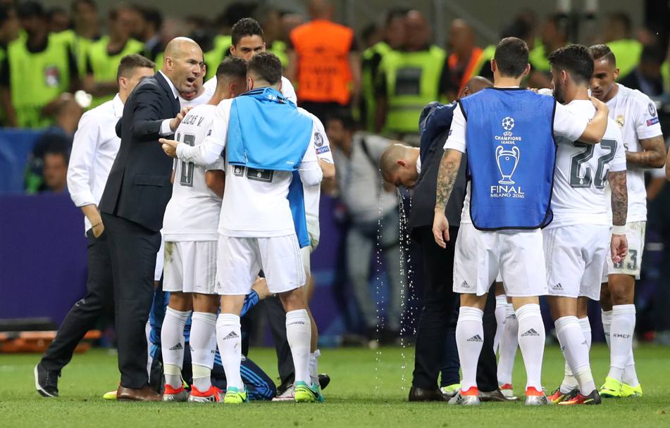 Zidane chiama a rapporto i suoi giocatori alla fine del primo tempo supplementare. Action